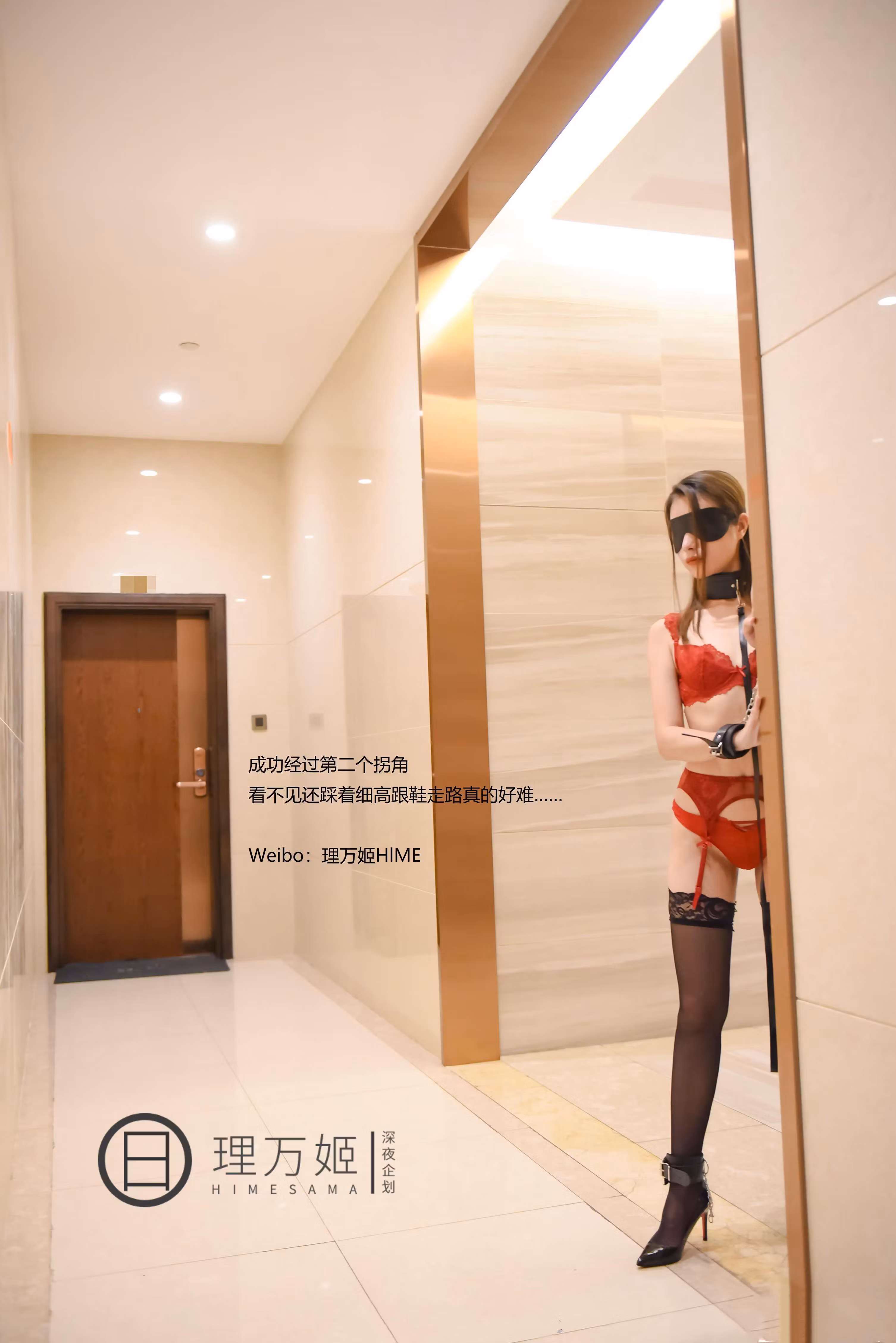 露穴漏点福利系列之极致全裸门前露出曲线